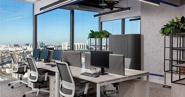 офис криптобиржи с вывеской в бизнес центре