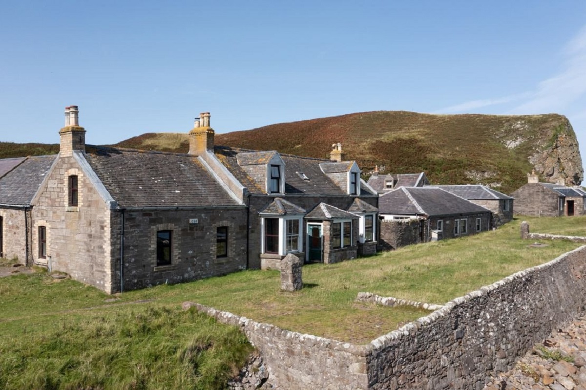 В Шотландии за $3,1 млн продают остров с собственным пабом и маяком